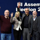 Candidatos del Sinn Fein celebran los buenos resultados electorales.-CLODAGH KILCOYNE / REUTERS