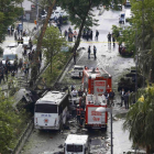 Servicios de emergencias rodean el autobús objeto del ataque, este martes en el centro de Estambul.-REUTERS