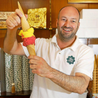 Antonio Iborra lleva desde los 17 años trabajando todos los veranos para llevar el sabor de sus helados a turistas y vallisoletanos.-J.M. LOSTAU