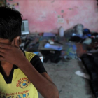 Un niño indio se cubre la cara en un suburbio de Delhi.-MANAN VATSYAYANA