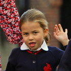 La princesa Carlota de Cambridge saluda a la prensa a su llegada a la escuela Thomas’s Battersea, en Londres.-AFP / AARON CHOWN