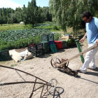 Un agricultor muestra los elementos con los que trabaja de forma natural en su explotación agrícola en ecológico, ubicada en la provincia de Segovia.-ICAL