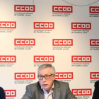 El secretario general de CCOO, Ignacio Fernández Toxo (C), el autonómico, Ángel Hernández (I), y el delegado de CCOO, Antonio Díez (D), ofrecen una rueda de prensa antes de explicar en una asamblea de delegados de Valladolid las propuestas del sindicato p-ICAL