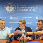 Agustín Prieto, Santiago Aparicio y Ángel Hernández ayer, firman la adaptación del III AENC en Castilla y León.-ICAL