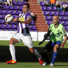 Rueda se hace con un balón dividido en presencia del jugador de la Ponferradina Pablo Infante-P. REQUEJO