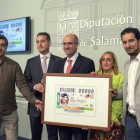 El presidente de la Diputación de Salamanca, Javier Iglesias (C), el secretario territorial de la Junta, Fernando Díaz Torres (2I), la delegada territorial de la ONCE, Isabel Pérez, el director de la feria de teatro de CyL, Manuel Gómez (I) y el teniente -Ical