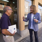 La Plataforma Ávila Libre de Peajes mantiene una reunión con dirigentes de Podemos en la provincia y con el secretario autonómico de la formación, Pablo Fernández. En la foto, Pablo Fernández (d) junto al representante de la Plataforma, Julio Huerta.-ICAL