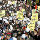 Una de las pancartas en contra de los recortes, seguida por miles de personas.-J.M. LOSTAU