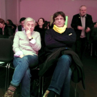 La exconsellera Clara Ponsati y el expresident Carles Puigdemont, en la presentación en Bruselas del disco Parnàs del cantautor Roger Mas el pasado 3 de marzo. / EFE / JAVIER ALBISU-JAVIER ALBISU (EFE)