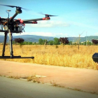Saúl Peña prueba uno de los drones que ha diseñado junto a César Bonera. A través de una pantalla, puede localizar nidos inalcanzables e imperceptibles desde la distancia.-AVISPA ASIÁTICA