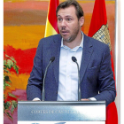 El alcalde Óscar Puente fue el encargado de abrir el último de los foros del CES, ayer en las Cortes.-J. M. Lostau