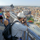 Un grupo de turistas, ayer, complando la ciudad desde la torre de la catedral de Valladolid.-J. M. LOSTAU