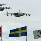 Varios aviones de transporte militar rusos vuelan sobre la bandera de Suecia (en el centro) en un espectáculo aéreo en Moscú, en el 2001.-AP / MIKHAIL METZEL