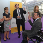 El director general de Políticas de Apoyo a la Discapacidad del Ministerio de Sanidad, Servicios Sociales e Igualdad, Ignacio Tremiño(D), junto al alcalde de Palencia, Alfonso Polanco (C) en la I Feria de Empleo.-ICAL