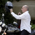 El ministro de Finanzas griego, Yanis Varoufakis, a su llegada a la reunión del Consejo de Ministros griego, este domingo en Atenas.-Foto:  REUTERS / ALKIS KONSTANTINIDIS