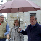 El candidato a la Alcadía, José Luis Rivas, la consejera Alicia García y el candidato Juan Vicente Herrera en Ávila.-ICAL