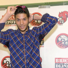 Jonatan Arranz se pone la gorra del club durante su presentación en el IES Zorrilla.-Pablo Requejo