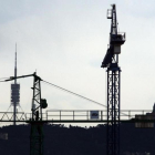 Grúas para la construcción de viviendas en Barcelona.-/ JOSEP GARCIA
