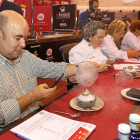 Paco Becerro, editor en el blog ‘Directo al paladar’, haciendo una foto a uno de los pinchos que se presentaron en la jornada de ayer.-J.M. LOSTAU