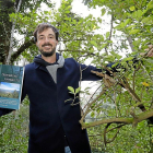 El investigador Adrián Pascual muestra su trabajo sobre el uso de láseres en la gestión de los bosques.-J. M. LOSTAU