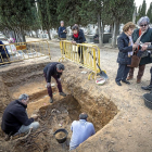Excavación de una de las fosas en el cementerio del Carmen.-MIGUEL Á. SANTOS (PHOTOGENIC)