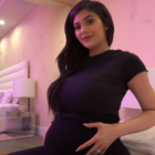 Imagen del vídeo de Kylie Jenner en el que ha anunciado que ha dado a luz una niña.-PERIODICO