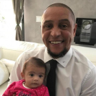 Roberto Carlos, que posa con su hija pequeña, que nació el pasado mes de julio, acaba de convertirse en abuelo a los 44 años.-PERIODICO (INSTAGRAM)