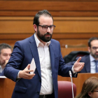 El procurador socialista Ángel Hernández durante el Pleno de las Cortes de Castilla y León.-ICAL