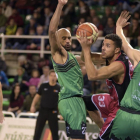 Jito Kok intenta abrirse paso en el poste bajo entre Saunders y Jakstas ayer en el Multiusos de Cáceres.-PHOTO-DEPORTE