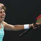 Carla Suárez celebra su triunfo sbre Kanepi en Melbourne.-AP / NG HAN GUAN