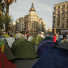 La plaza de la Universitat de Barcelona, a media tarde, repleta de tiendas de campaña.-JOAN MATEU