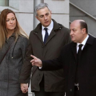 El exsecretario general del PP valenciano Ricardo Costa, acompañado por su pareja y su abogado a su llegada a la Audiencia Nacional.-BALLESTEROS (EFE)