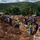 Pobladores de Mozambique realizan labores de rescate tras en paso del ciclón Idai.-AFP