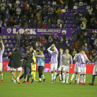 Los jugadores blanquivioleta aplauden a su afición tras el triunfo ante el Girona en Zorrilla.-MIGUEL ÁNGEL SANTOS