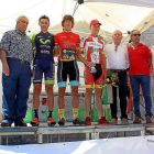 Los primeros clasificados en el VII Trofeo Ayuntamiento de Peñafiel posan junto a organizadores y autoridades.-S.M.