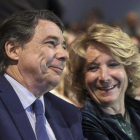 Ignacio González y Esperanza Aguirre, durante el acto de entrega de carnets a nuevos afiliados del PP de Madrid, el 9 de diciembre del 2014.-ARCHIVO / CARLOS IGLESIAS