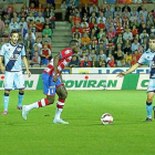 Sulayman avanza con el balón ante la presencia de Trashorras en su único partido en Primera División.-GRANADA HOY