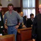 El abogado Paul Ekaert (a la derecha), durante el juicio sobre la deportación del presunto etarra Enrique Pagoaga Gallastegi (en el centro), en el 2001.-/ ARCHIVO