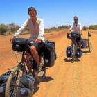 Isabel Segura y Carmelo López, en uno de los caminos de Senegal.-CINECICLETA