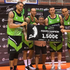 Nacho Martín (primero izquierda) y Sergio de la Fuente (segundo por la derecha) con el cheque de campeón.-E. M.