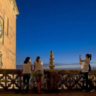 Una turista se fotografía en la Catedral de Salamanca.-E. Carrascal