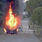 Imagenj del coche en llamas.-ICAL