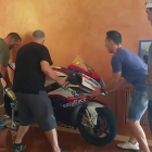 Aleix y Pol visitan a la familia del piloto, fallecido en Laguna Seca, en la localidad pontevedresa de Moaña.-Foto: YOUTUBE