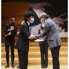 El consejero de Cultura Javier Ortega entrega el primer premio a Yuanfan Yang. | ICAL