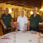 De izquierda a derecha los hermanos Santiago Bernardos en el comedor del restaurante Avanto-