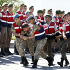 Un soldado acusado de atentar contra Erdogan hace un año es llevado a juicio-AFP / AP / REUTERS