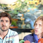 Pablo Fernández, a la derecha, durante su comparecencia en un bar de Valladolid.-Ical