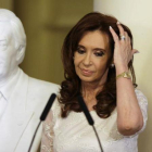 Cristina Fernández, junto al busto de su fallecido marido, Néstor Kirchner, en el 2015.-AP / RICARDO MAZALAN