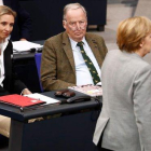 Los líderes del grupo parlamentario de AfD, Alice Weidel y Alexander Gauland, observan a la cancillera Angela Merkel durante una sesión en el Bundestag.-ODD ANDERSEN (AFP)