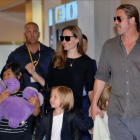 Una imagen de Pitt y Jolie con sus hijos.-AP / YOSHKAZU TSUNO